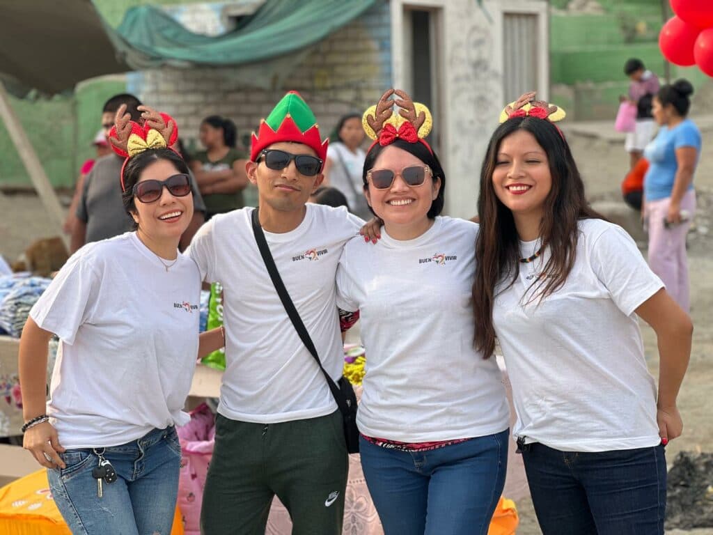 Voluntarios de Buen Vivir en Manchay, fiesta de Navidad